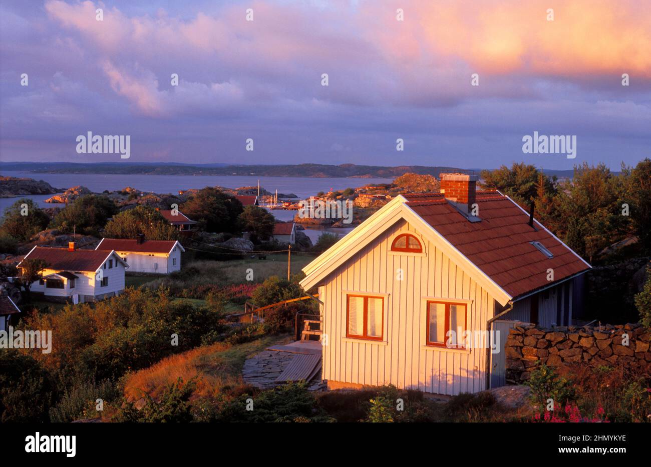 HÄTTAN, SVEZIA NEL 2004, ANALOGICO. Vista degli edifici e dell'ambiente dell'isola durante l'estate. Uso editoriale. Foto Stock