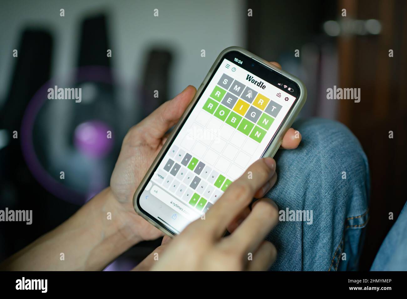 Bangkok, Thailandia - 13 febbraio 2022: Un utente di smartphone che gioca a Wordle, un gioco di parole online. Foto Stock