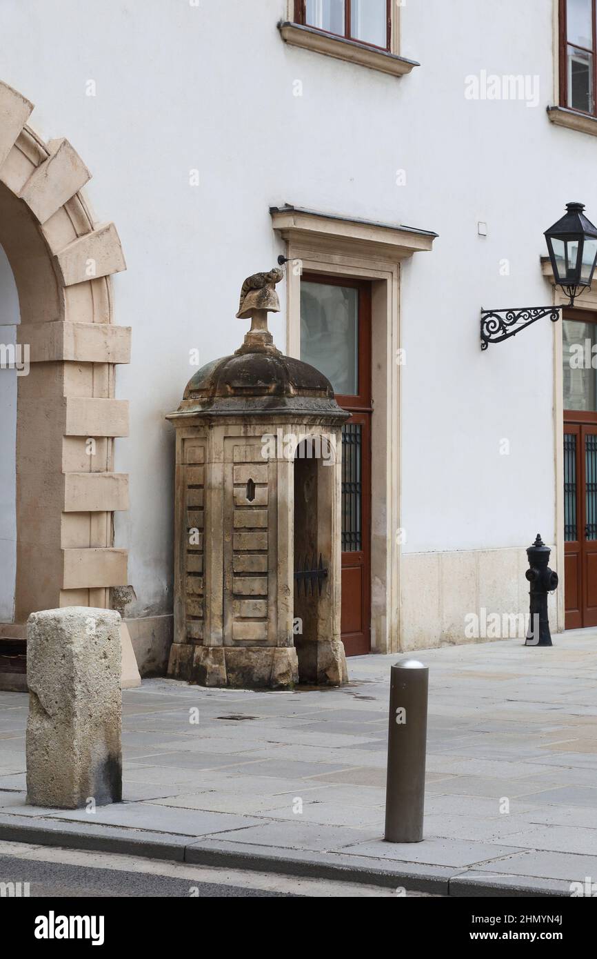 VIENNA, AUSTRIA - 15 MAGGIO 2019: Si tratta di un'antica casa di guardia in pietra all'ingresso del cortile del Palazzo di Hofburn. Foto Stock