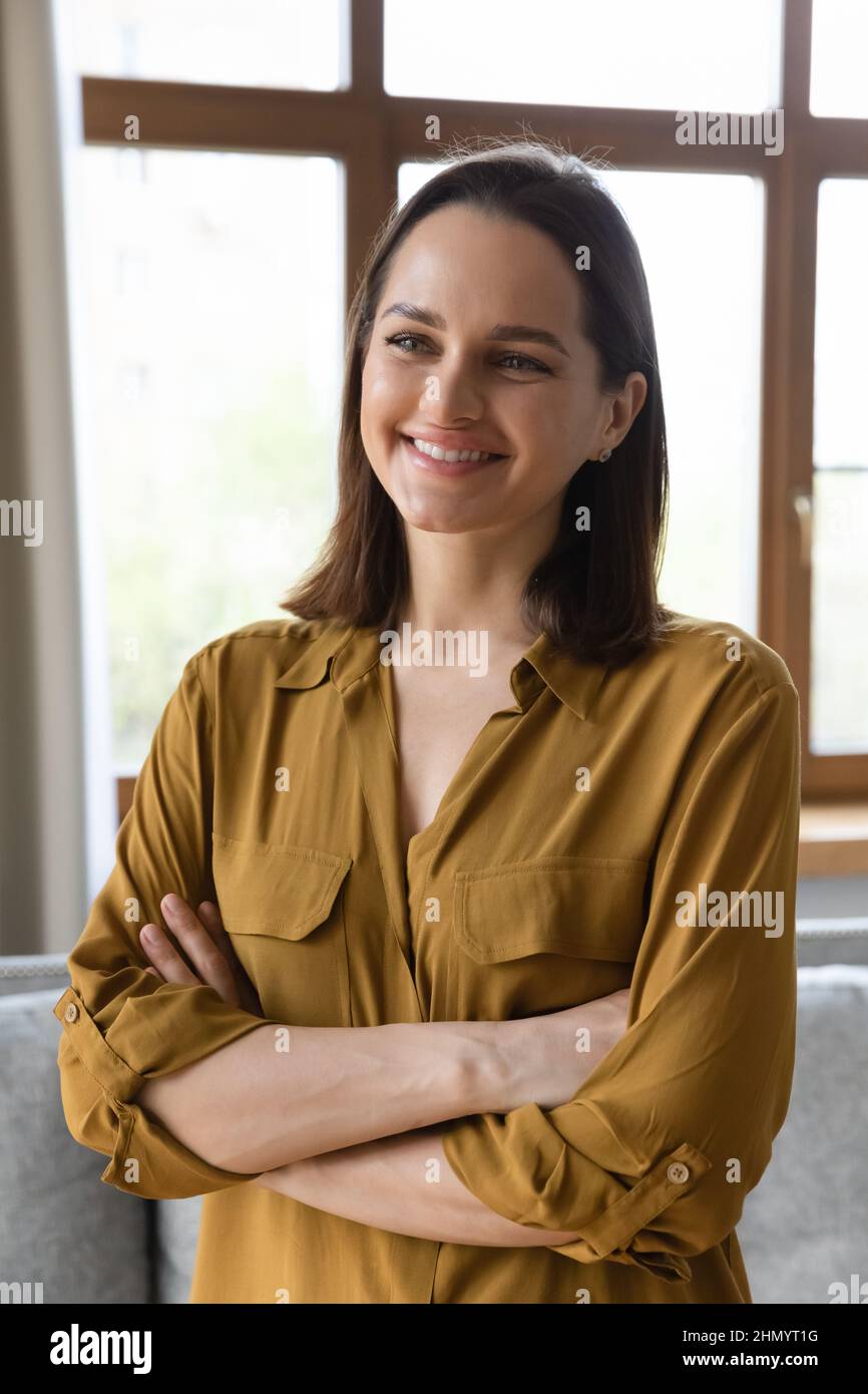 Immagine verticale di gioiosa donna d'affari giovane e fiduciosa. Foto Stock