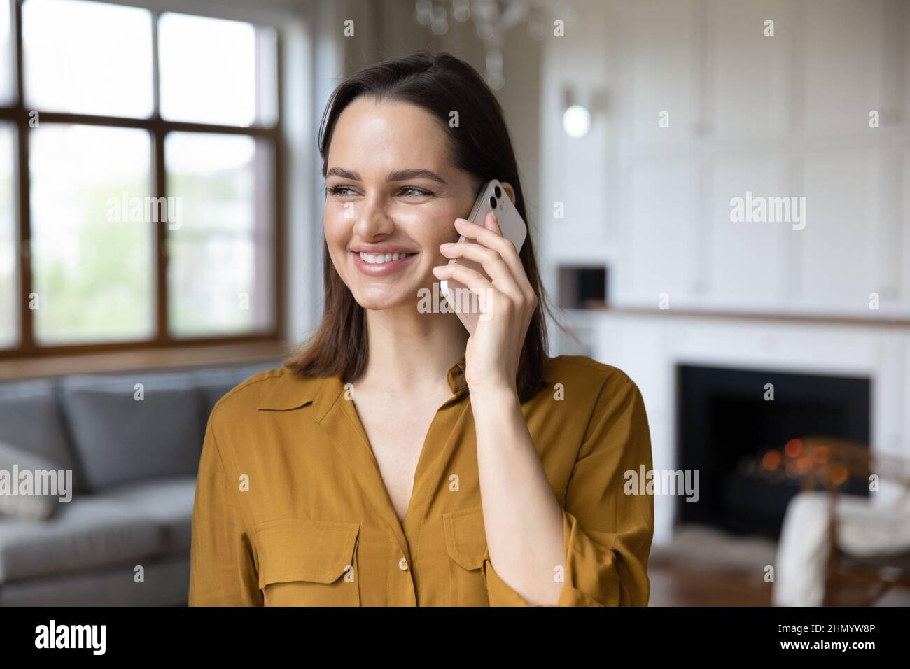 Felice bella giovane donna che tiene una conversazione telefonica. Foto Stock