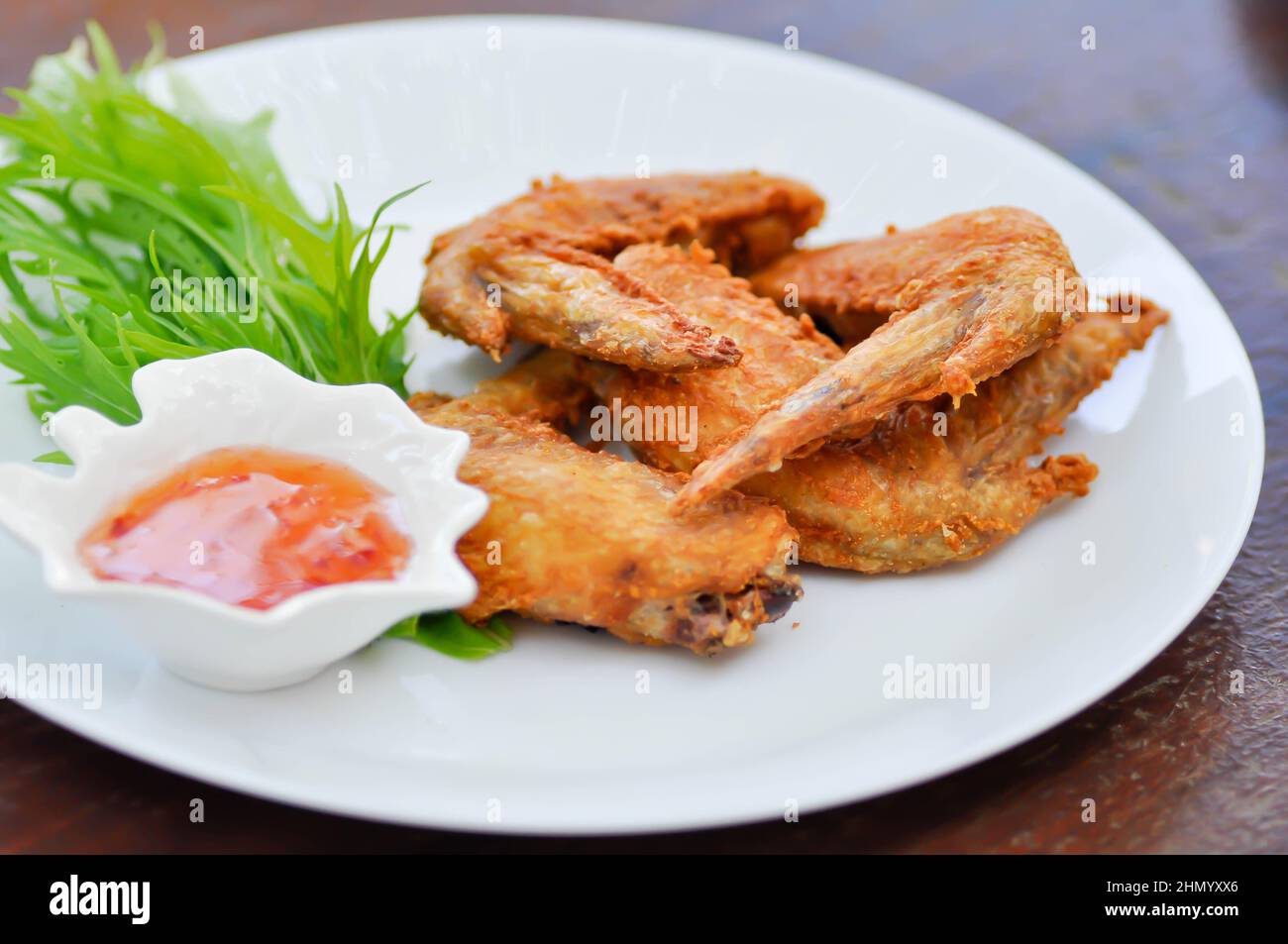 pollo fritto, pollo fritto o ali di pollo e salsa Foto Stock