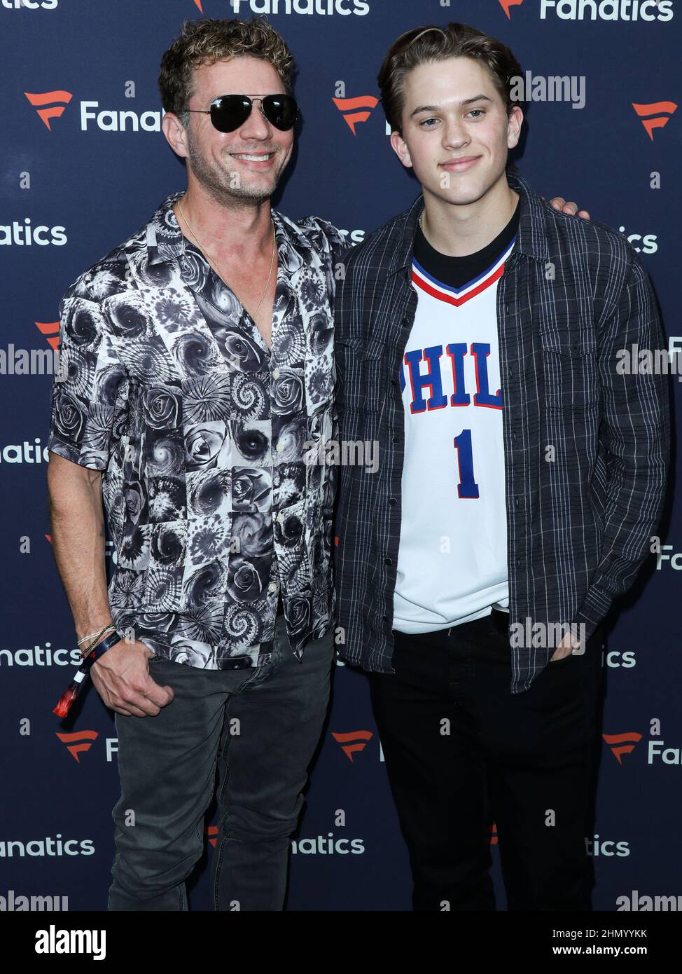 Culver City, Stati Uniti. 12th Feb 2022. CULVER CITY, LOS ANGELES, CALIFORNIA, USA - 12 FEBBRAIO: L'attore americano Ryan Phillippe e il figlio Deacon Reese Phillippe arrivano al fanatico di Michael Rubin, Super Bowl Party 2022, che si è tenuto alle 3Labs del 12 febbraio 2022 a Culver City, Los Angeles, California, Stati Uniti. (Foto di Xavier Collin/Image Press Agency/Sipa USA) Credit: Sipa USA/Alamy Live News Foto Stock