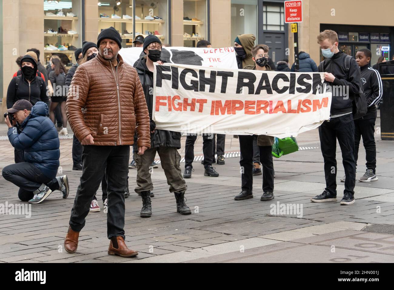 I manifestanti di razzismo a Newcastle upon Tyne, Regno Unito Foto Stock