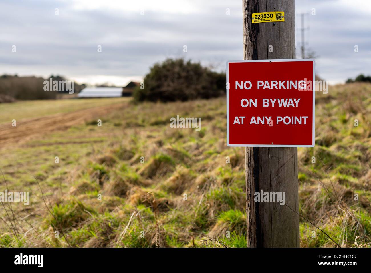 Cartello "No parking on byway at any point" in campagna Foto Stock