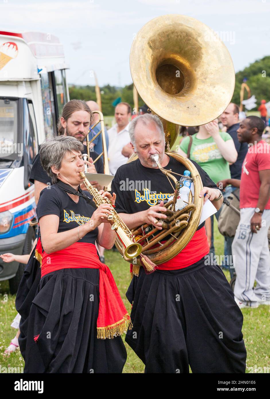 I musicisti della Bollywood Brass Band suonano sassofono soprano e sousafone al Washington Kite Festival, nell'Inghilterra nord-orientale, 2010 Foto Stock