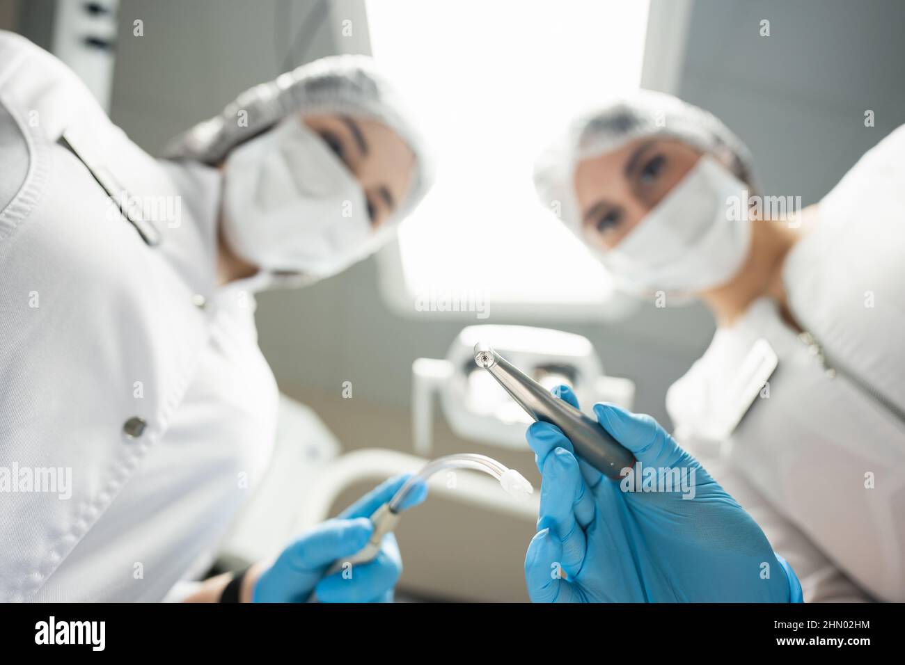 Dentista e assistente al lavoro. Punto di vista del paziente Foto Stock