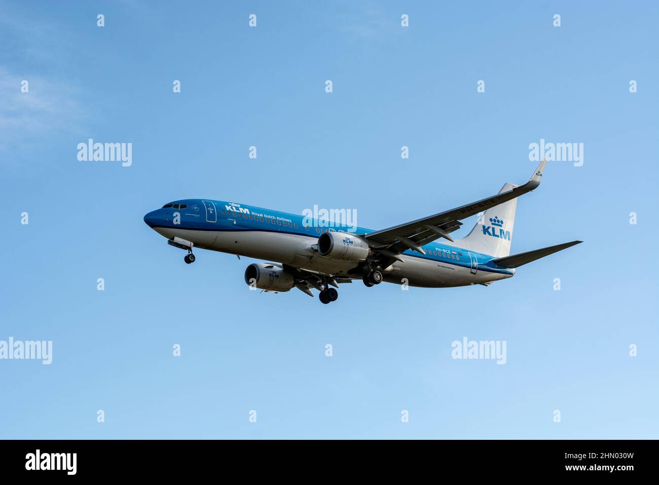 KLM Boeing 737-800 atterrando all'aeroporto di Birmingham, Regno Unito (PH-BCE) Foto Stock