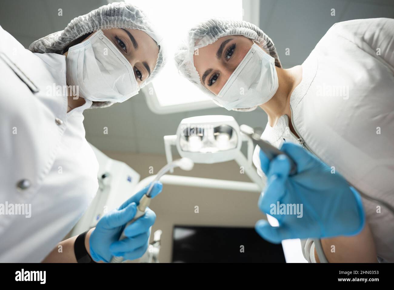 Dentista e assistente al lavoro. Punto di vista del paziente Foto Stock