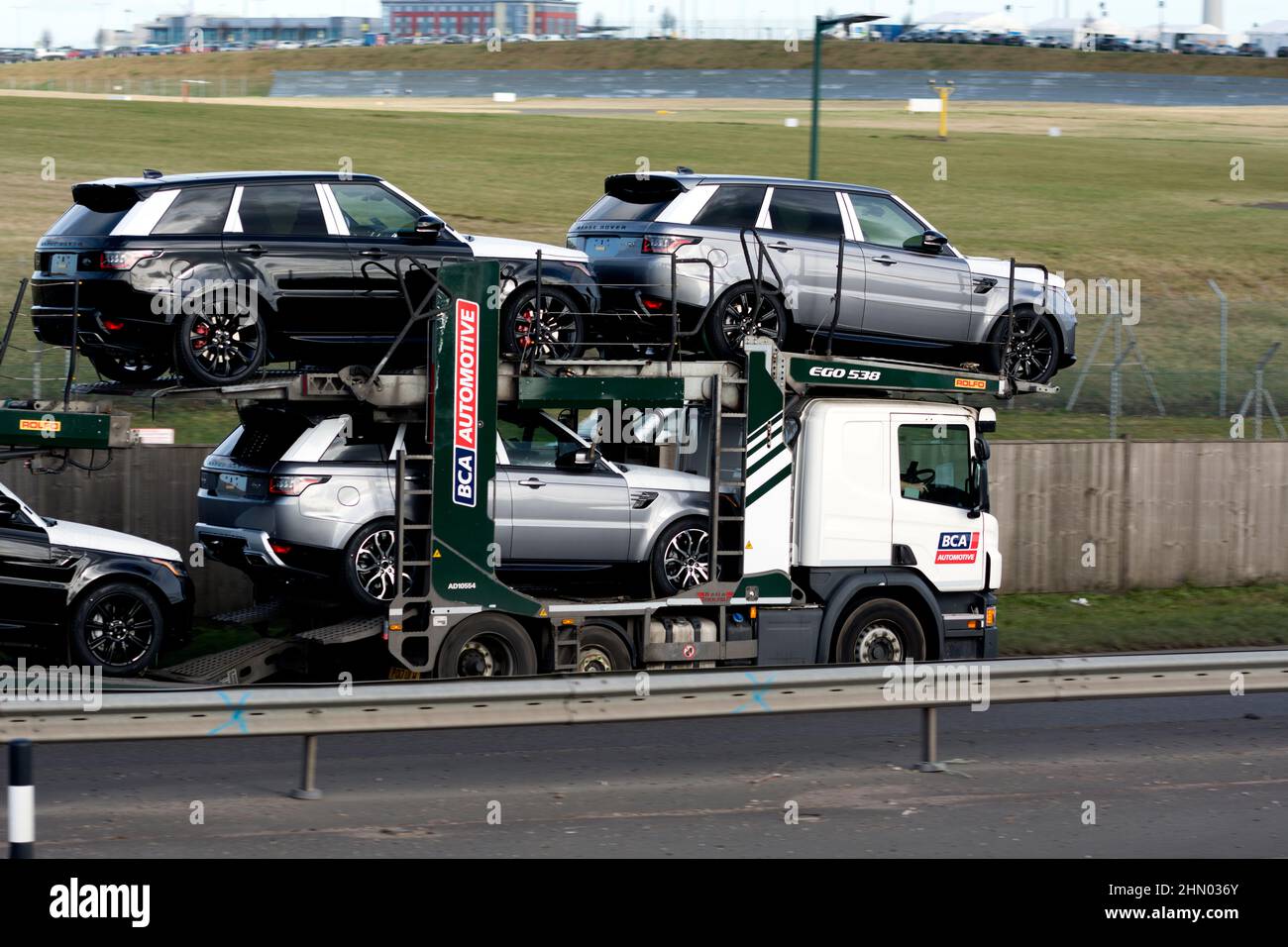 BCA autocarro per autotrasporto che trasporta nuove auto Land Rover, Birmingham, Regno Unito. Foto Stock