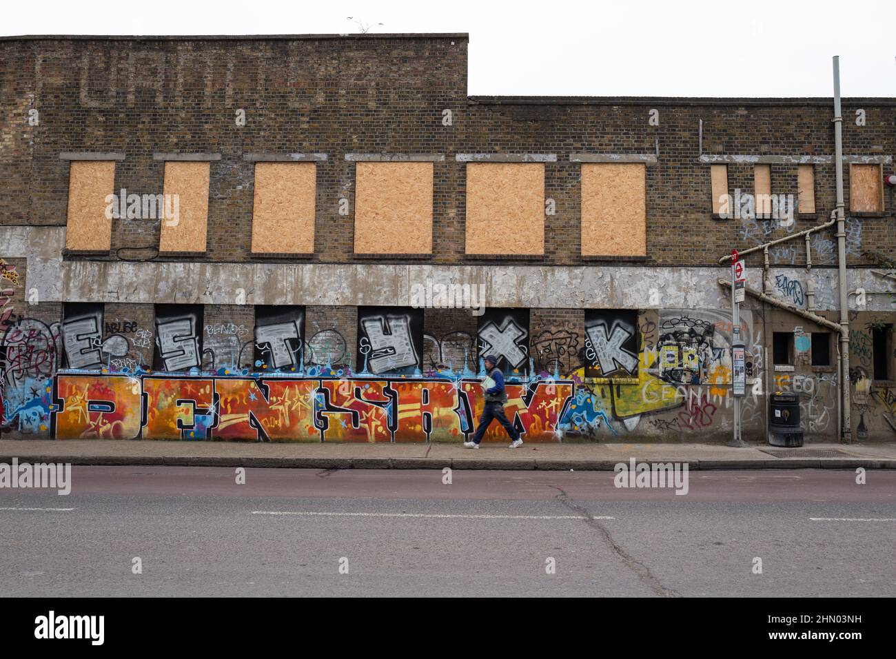 Fermata dell'autobus in edificio derelict a Fish Island, East London UK Foto Stock