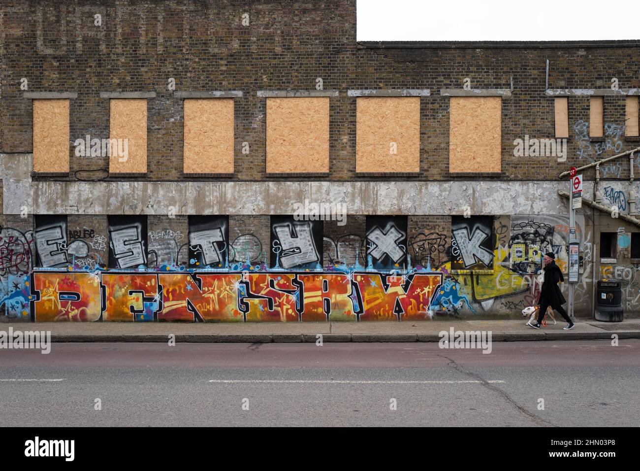 Fermata dell'autobus in edificio derelict a Fish Island, East London UK Foto Stock