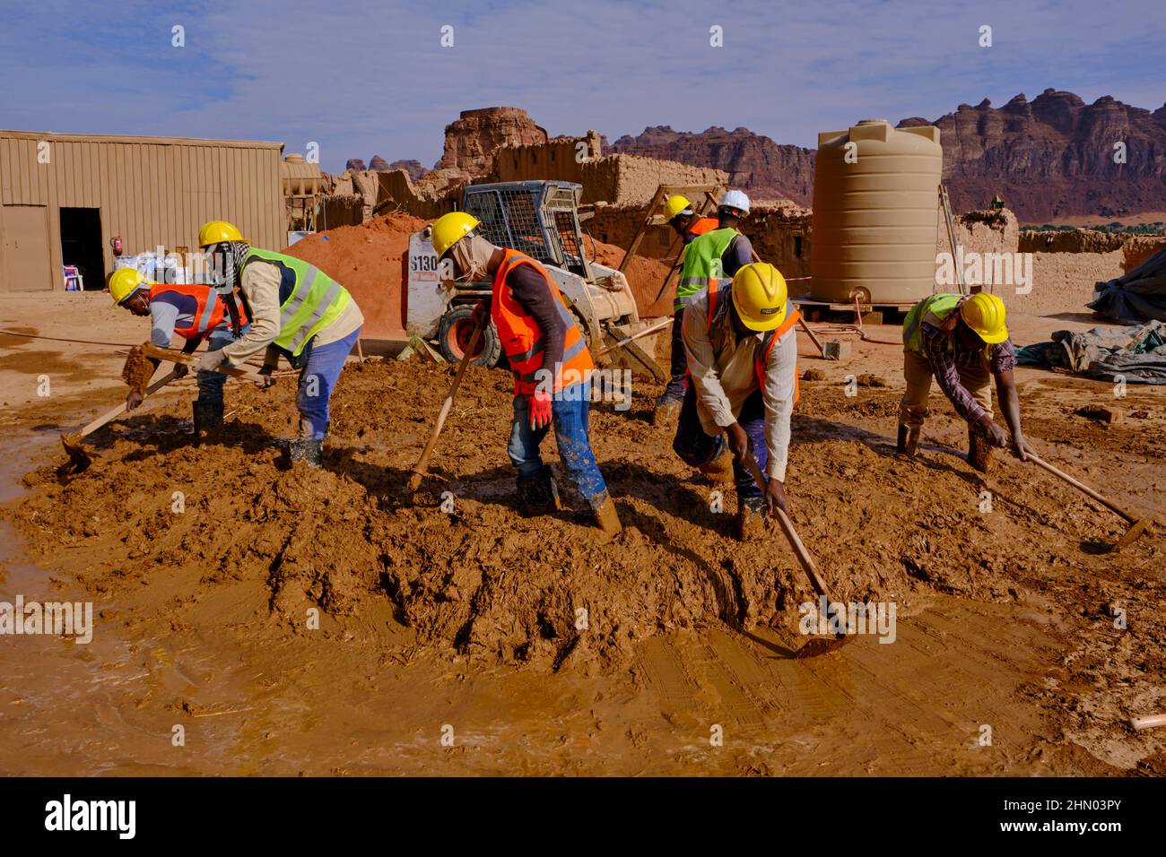 Arabia Saudita, Regione al Madinah, AlUla o al Ula, Sito archeologico della Città Vecchia, lavoratori che lavorano per il restauro della città Foto Stock