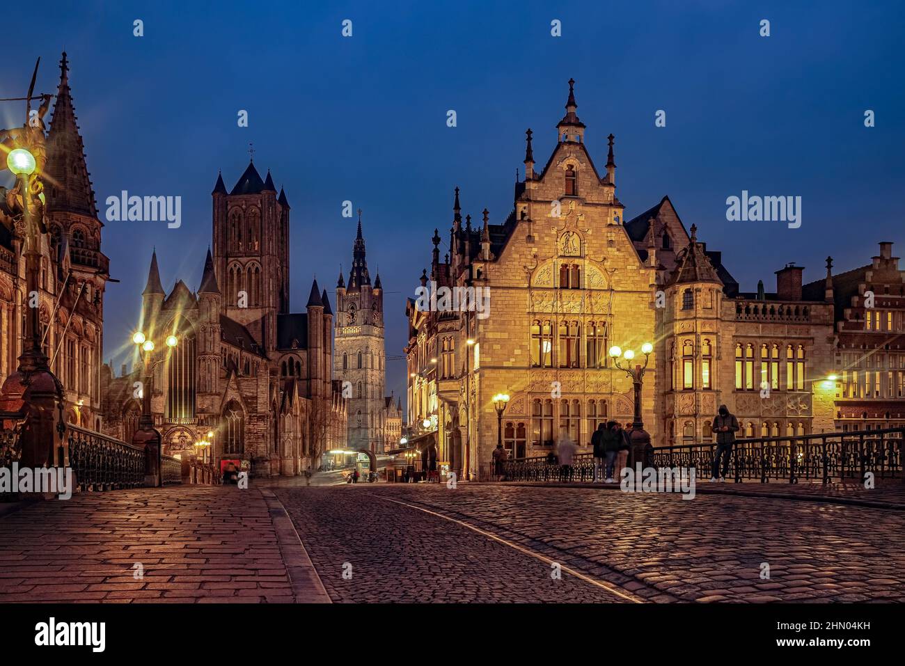 L'ora blu sopra il centro storico di Gand con il vecchio ufficio postale, la chiesa di Saint-Nicholas e la torre di Belfry. Foto scattata il 26th di Gennaio 20 Foto Stock