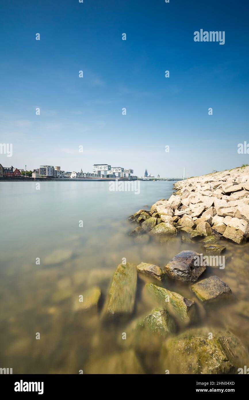 città di colonia sulla riva del reno Foto Stock