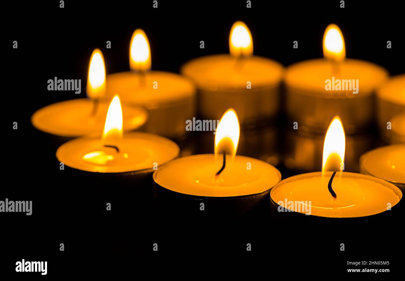 Molte candele accese con profondità di campo Foto Stock