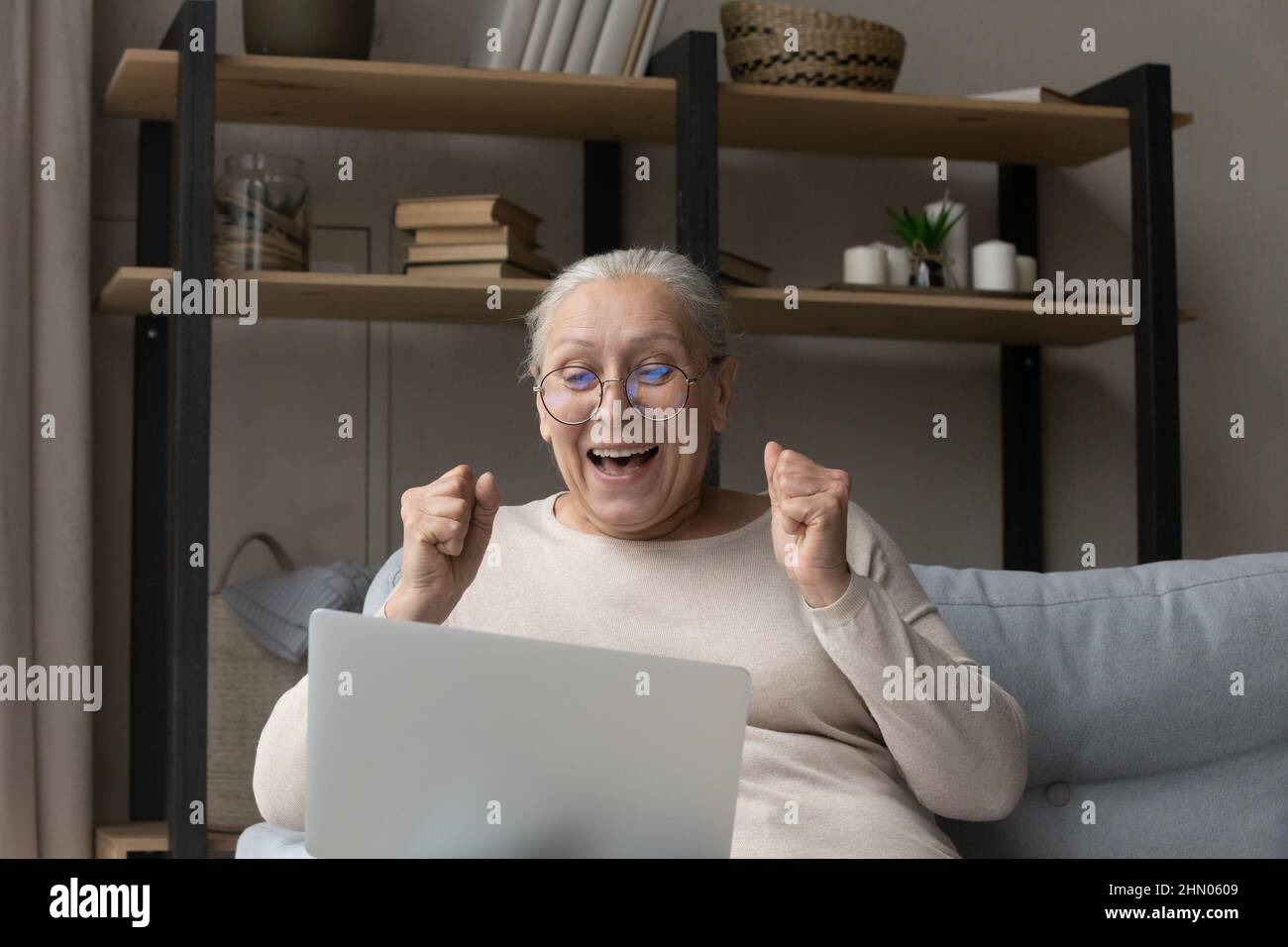 Felice anziana eccitato che fa il gesto del vincitore Foto Stock