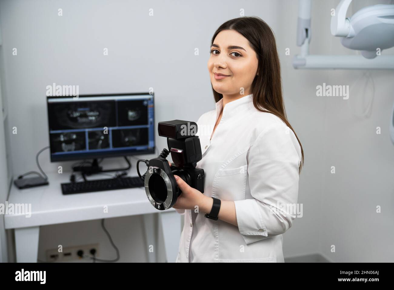 Dentista con fotocamera in studio dentistico Foto Stock
