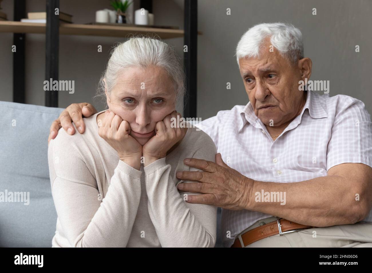 Il marito anziano sconvolto confortante offeso ferisce la moglie anziana Foto Stock