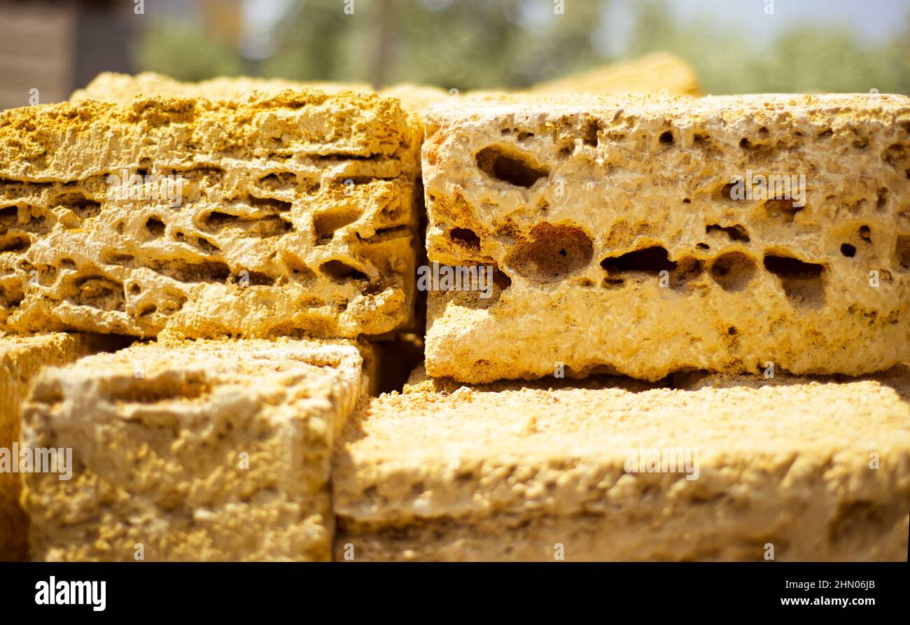 Struttura porosa di mattoni di guscio. Blocchi naturali per la costruzione. Sfondi. Costruisci. Foto Stock