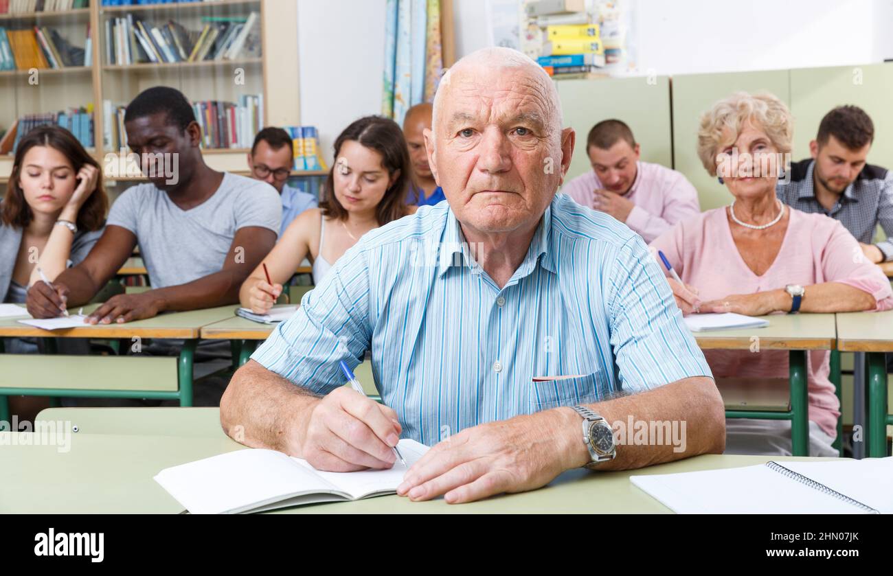 Mature man take a written exam Foto Stock