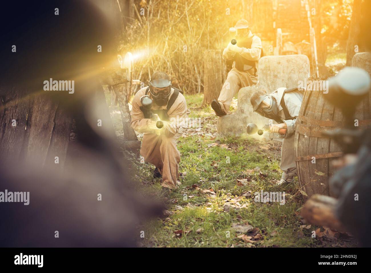 Squadre che giocano a paintball all'aperto Foto Stock