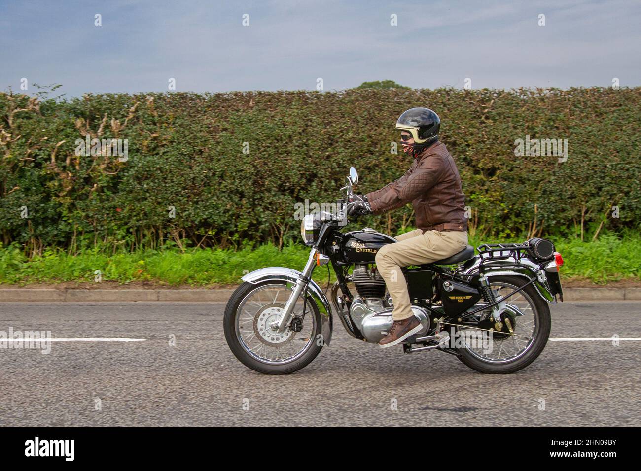 Royal Enfield Bullet 500; lungo il tragitto per Capesthorne Hall, mostra di auto classica di luglio, Cheshire, Regno Unito Foto Stock