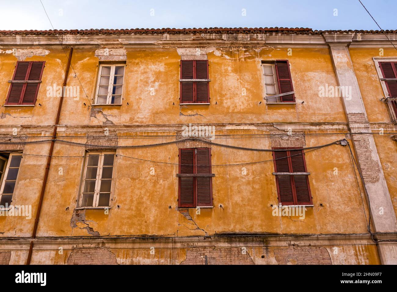 Facciata di blocco colorato con finestre a chiusura in una tipica città abruzzese (Italia) Foto Stock