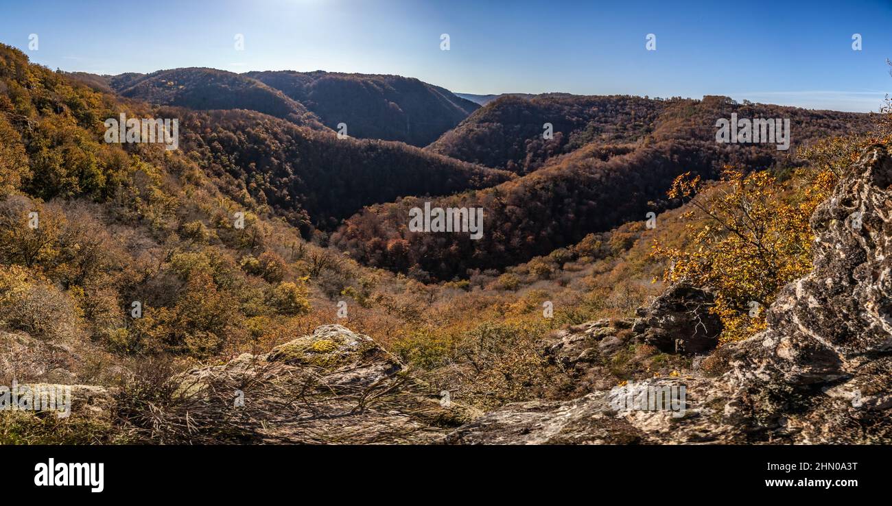 Soursac (Corrèze, Limousin, Francia) -Vista panoramica della valle di Luzege-Point de vue panoramique sur la vallée de la Luzège et le viaduc des rochers noirs Foto Stock