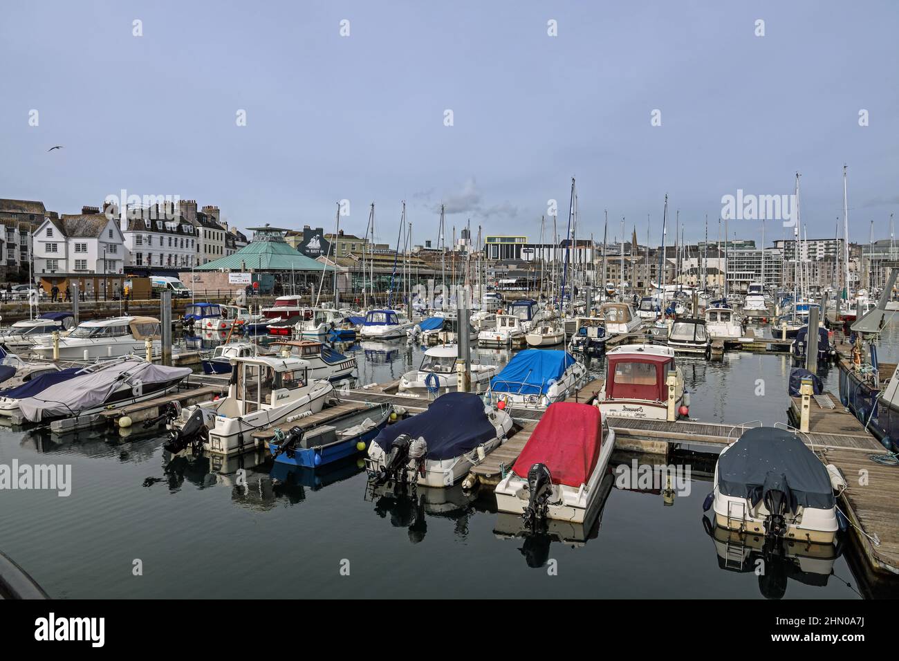 Plymouth Sutton Harbour, bacino interno, yacht a riposo in un rifugio sicuro. Foto Stock