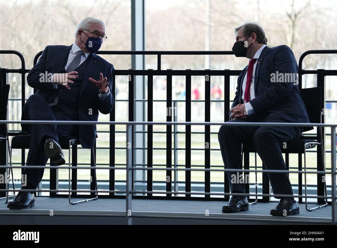 Berlino, Germania. 13th Feb 2022. Il presidente federale Frank-Walter Steinmeier (l) e il candidato Gerhard Trabert parlano prima dell'inizio della Convenzione federale nella casa di Paul Löbe. Credit: Kay Nietfeld/dpa/Alamy Live News Foto Stock