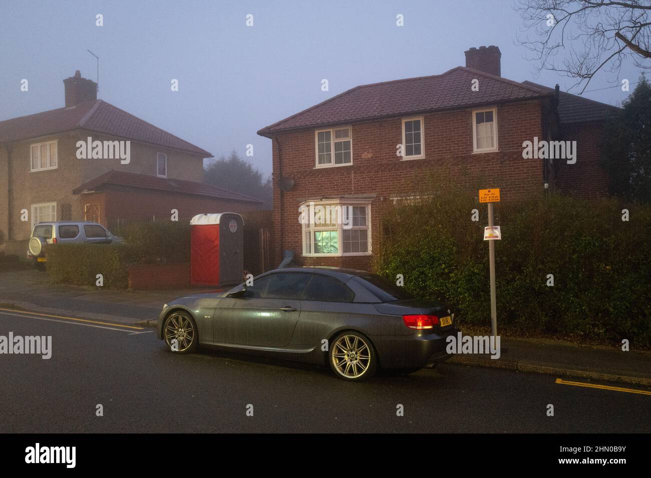 North London strada residenziale nella nebbia di prima mattina, Londra UK Foto Stock