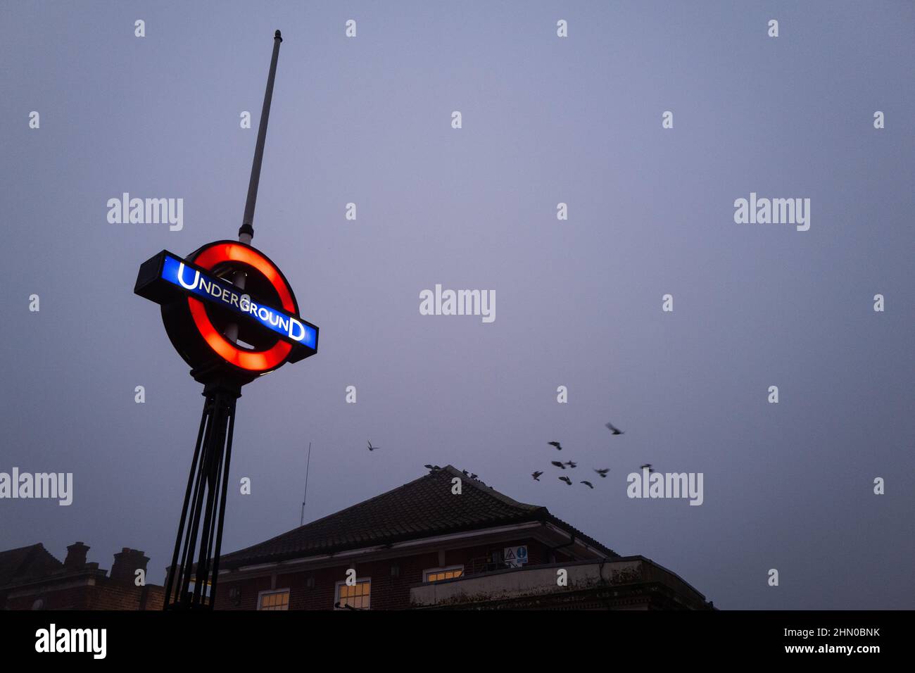 Dusk cielo sopra Burnt Oak Broadway stazione della metropolitana sulla Northern Line di Londra Foto Stock