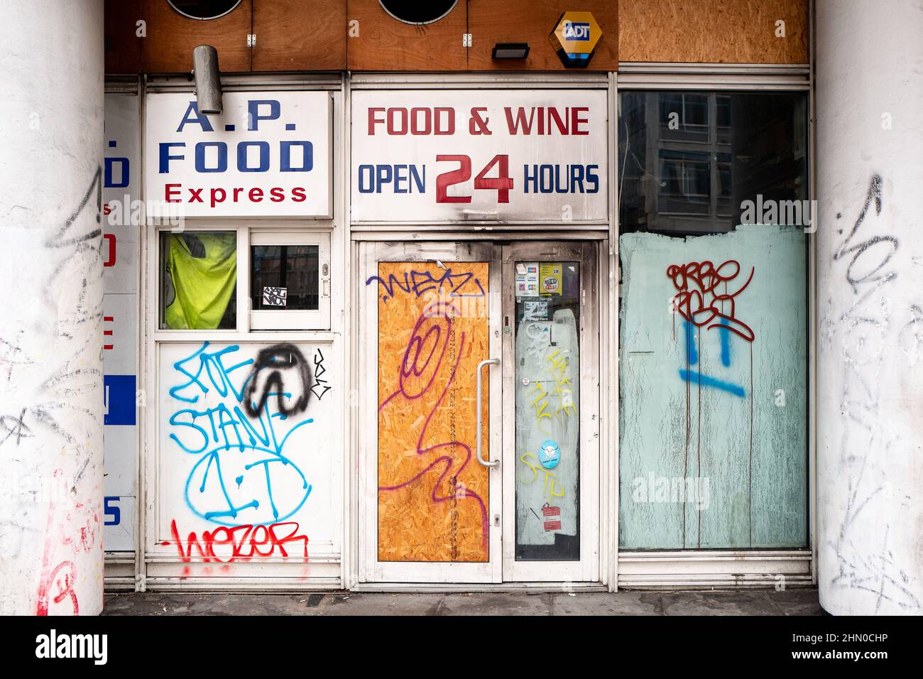 UN MINIMARKET CHIUSO A WATERLOO, LONDRA, REGNO UNITO Foto Stock