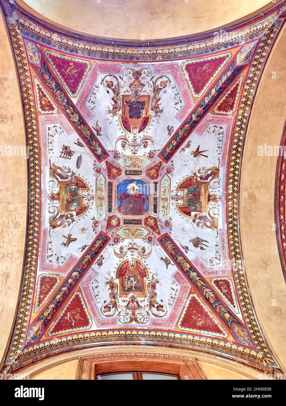 Affresco individuale sul soffitto (pannello 15 lungo Piazza Cavour) di Portici di Bologna. Foto Stock