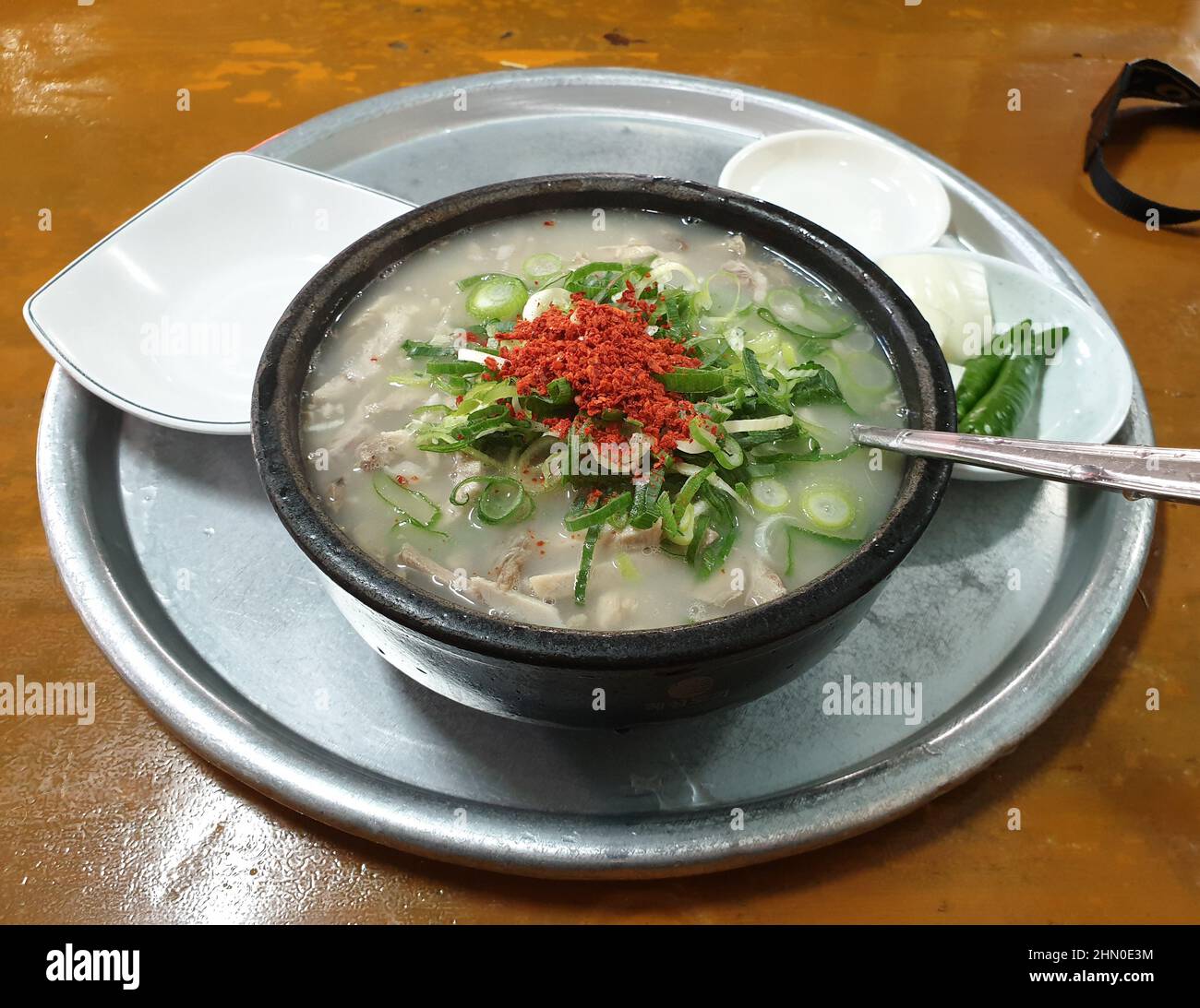 Dwaeji-gukbap, una popolare zuppa sudcoreana fatta con maiale, salsa di soia, vino di riso, olio di sesamo e brodo osseo. Cibo locale nella regione di Busan. Foto Stock