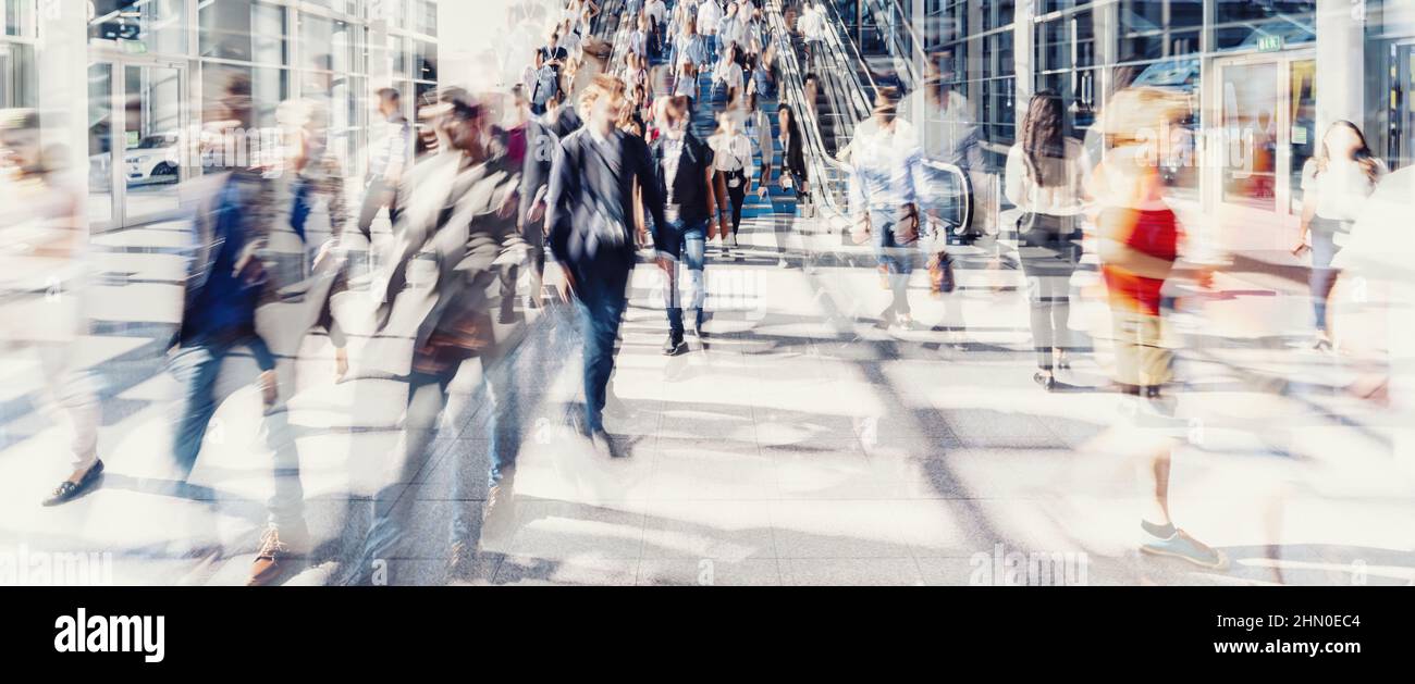 La folla di persone anonime camminando sulla strada trafficata Foto Stock