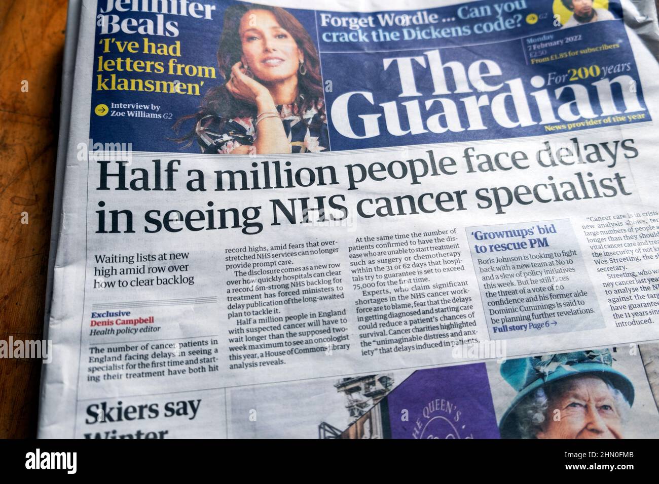 'Mezzo milione di persone si trova in ritardo nel vedere lo specialista NHS cancro' Guardian prima pagina giornale titolo il 7 febbraio 2022 a Londra Inghilterra Regno Unito Foto Stock