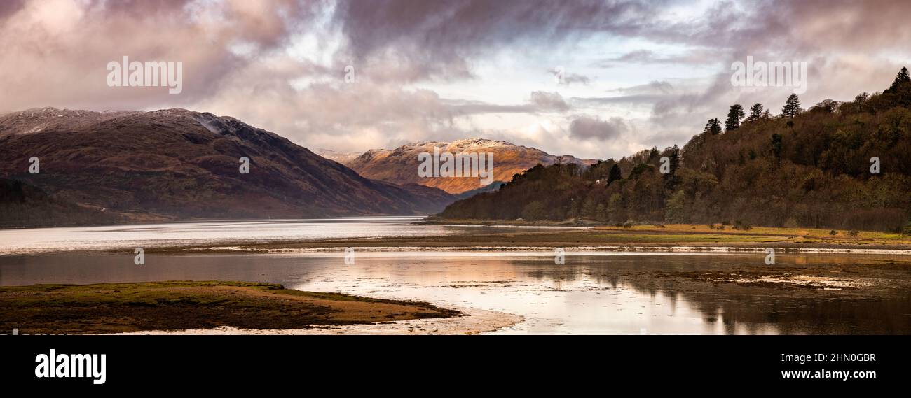 La vista su Loch Sunart dall'ufficio postale di Strontian è una vista mozzafiato Highland! Foto Stock