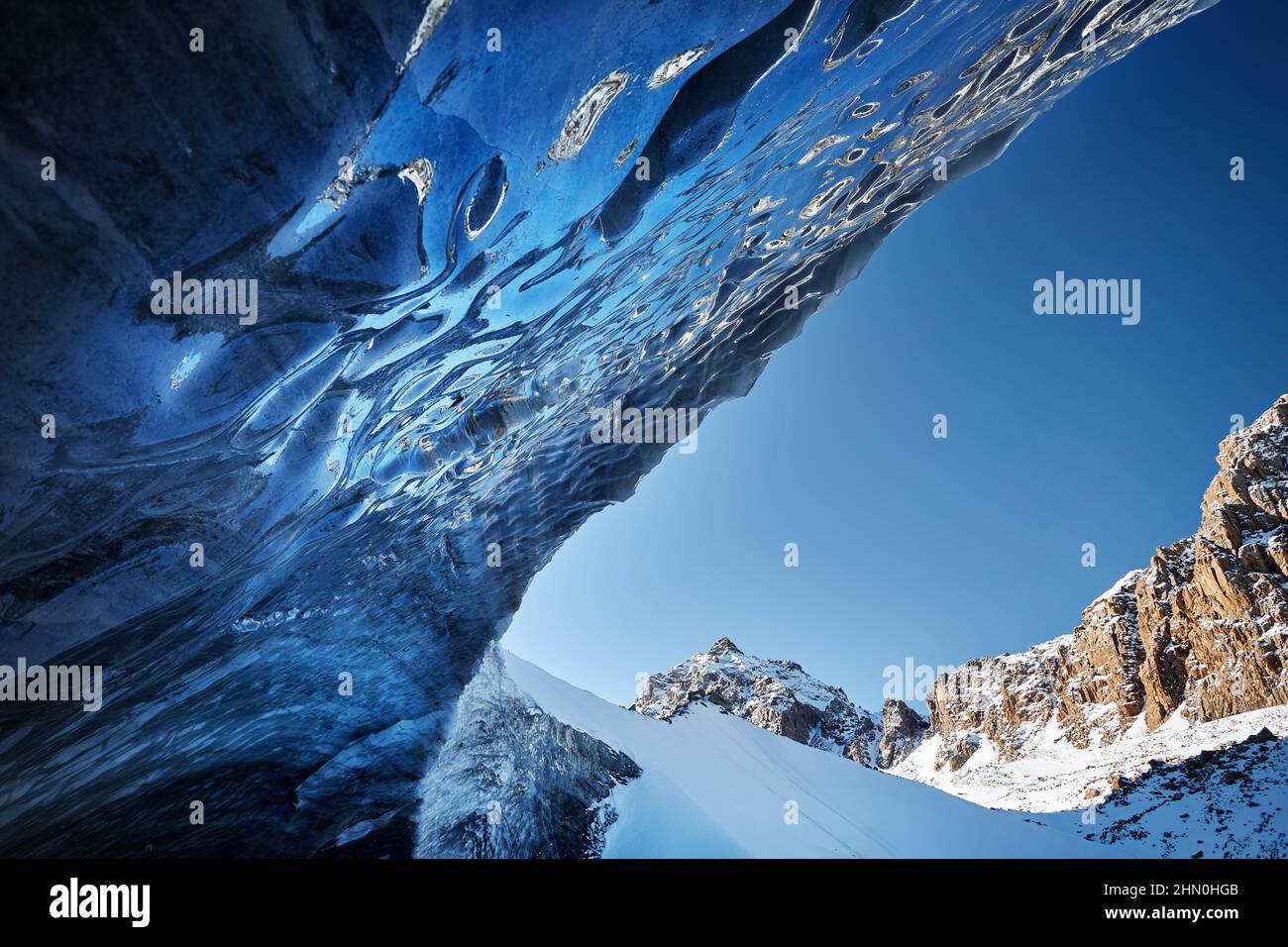 Bellissimo paesaggio di arco blu grotta di ghiaccio e montagne ricoperte di neve in Almaty, Kazakhstan Foto Stock