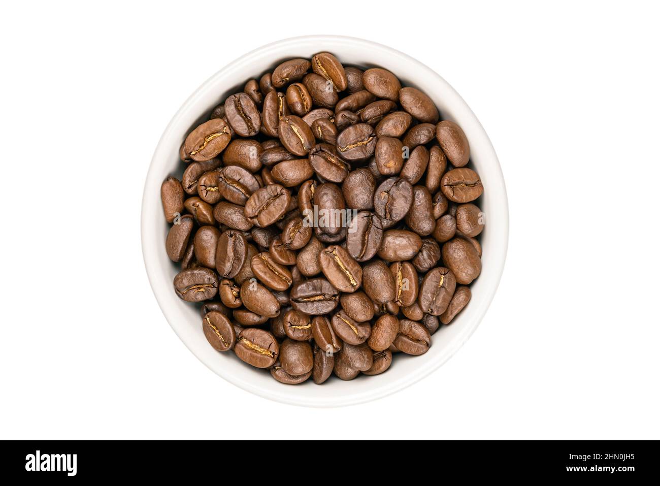 Vista dall'alto dei chicchi di caffè arabica tostati in una tazza di ceramica bianca isolata su sfondo bianco con percorso di taglio. Foto Stock