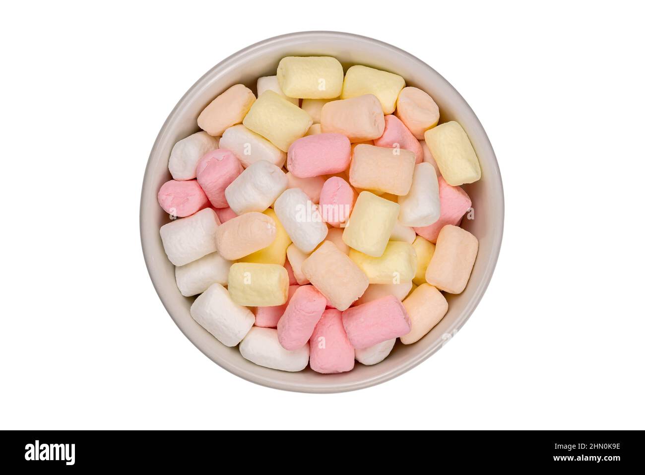 Vista dall'alto di marshmallow multicolore in tazza di ceramica bianca isolata su sfondo bianco con percorso di taglio. Foto Stock