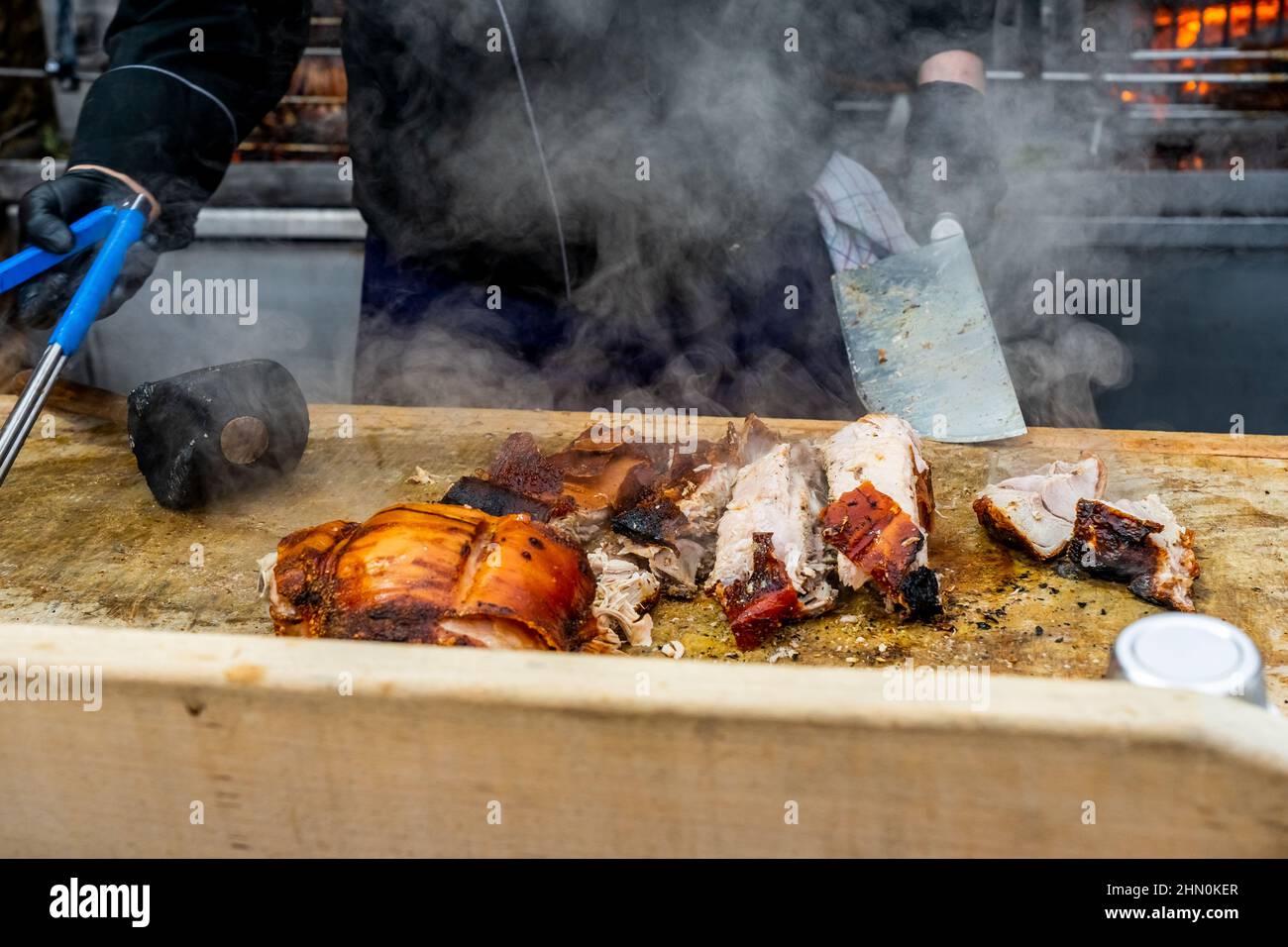 Nizza, Francia - 13.12.2021 il nuovo smartphone dell'iPhone 13 Pro Max. Sfondo dorato sfocato, macro primo piano. Tre telecamere da primo piano. Nuovo concetto di tecnologia. Foto di alta qualità Foto Stock