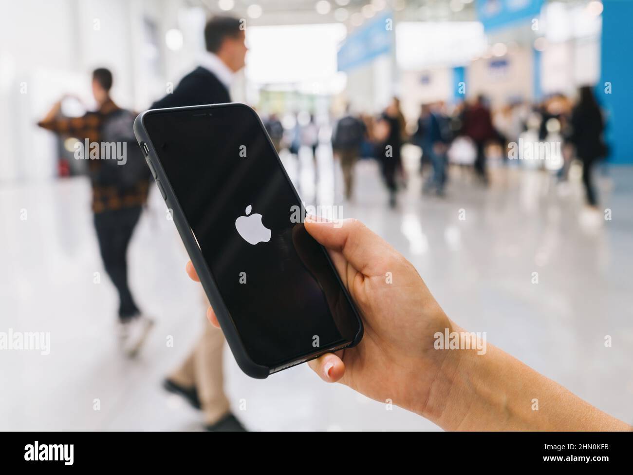 Donna che tiene in mano iphone X con il logo di mela, prodotto da Apple computer, Inc. Foto Stock