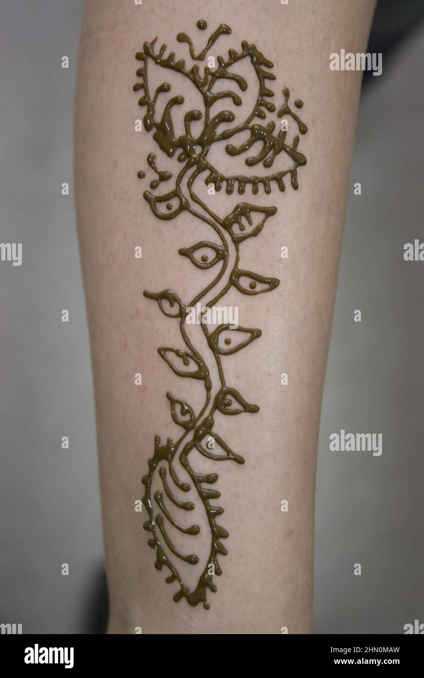 Decorazione del corpo all'henné a portata di mano Foto Stock