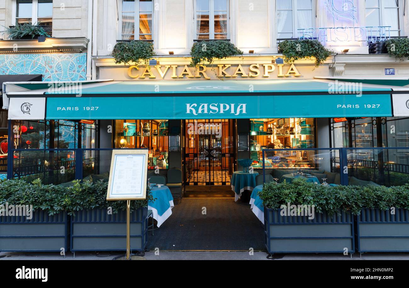Fondato a Parigi nel 1927, il negozio Caviar Kaspia offre i frutti di mare provenienti da tutto il mondo. Si trova in piazza Madeleine a Parigi, Francia. Foto Stock