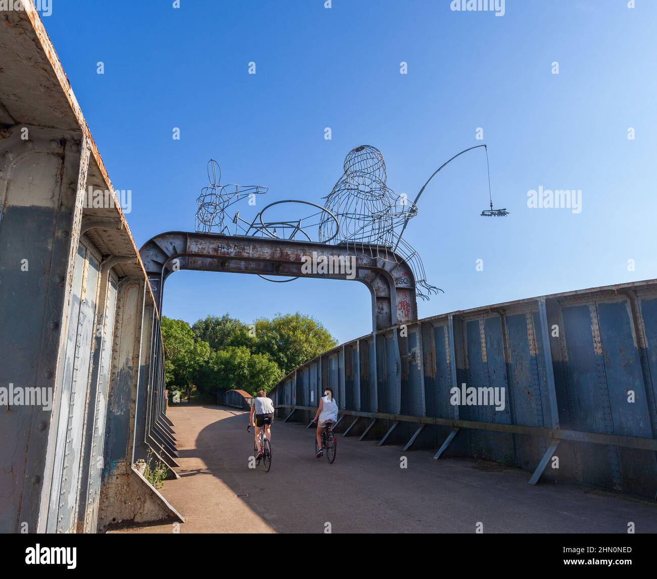 Due ciclisti che attraversano il Ponte Naburn - originariamente un ponte ferroviario, ora un percorso pedonale e ciclabile Foto Stock