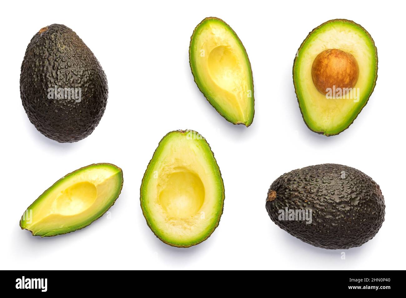 Intero e tagliato nero avocado Hass isolato su sfondo bianco. Foto Stock