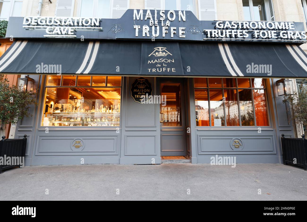 La Maison de la Truffe offre numerose varietà di tartufi e prodotti a base di tartufo, oltre a un ristorante gourmet per gustare questa delizia culinaria. IT Foto Stock