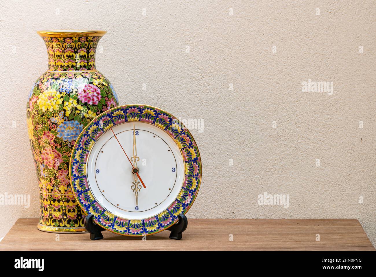 Bella vaso e Orologio Benjarong, il prezioso souvenir della Thailandia. Benjarong è un design in porcellana tailandese con cinque colori. Foto Stock